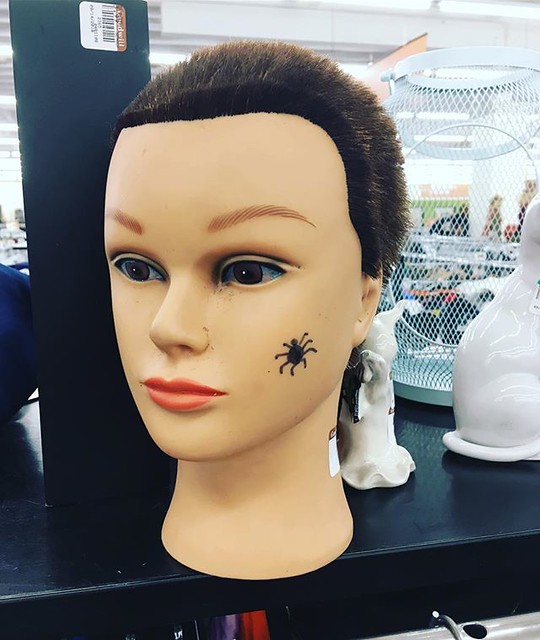Anyone in need of a Halloween-themed mannequin head?? 😂