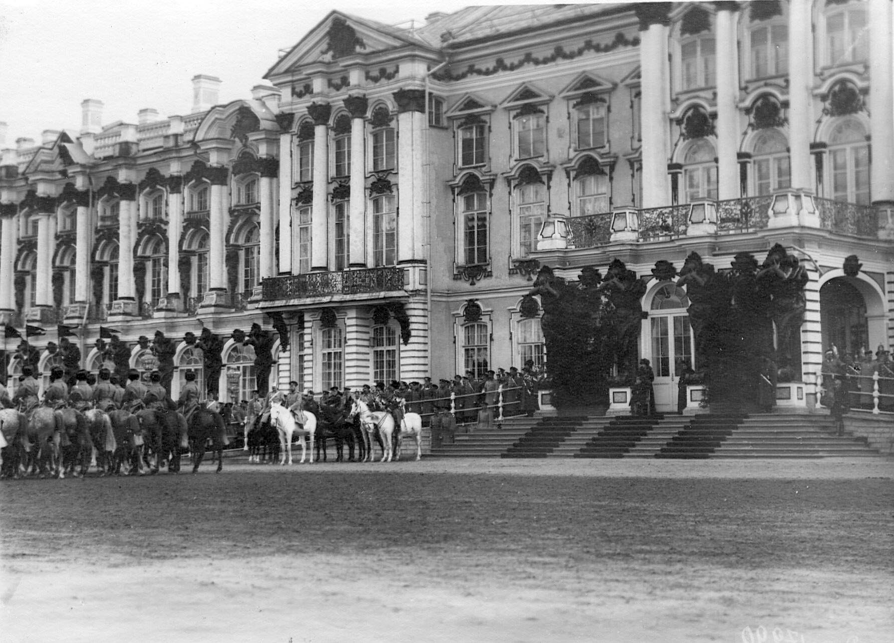 1913. Церемониальный марш молодых солдат призыва 1912 года на параде полка перед Екатериненским дворцом