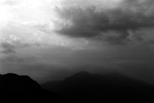 landscape dark film light grain mountains tones blackandwhite blackwhite bw noir mood stefankamert leica m6 leicam6 summicron dr dualrange kodak trix bellagio italy clouds mountain sky