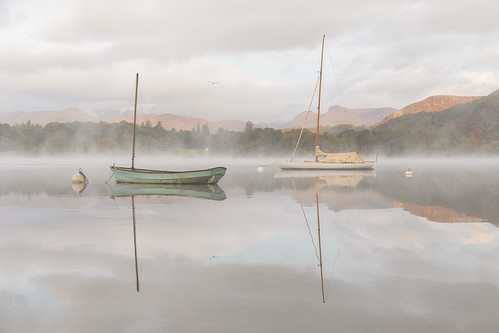 windermere lakedistrict cumbria lake sunrise dawn mist langdales langdalepikes reflections boats