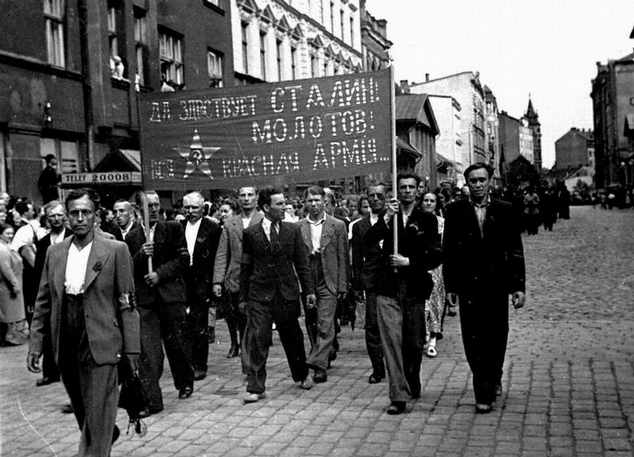 Демонстрация трудящихся г.Риги в знак одобрения вступления советских войск в Латвию. Июнь 1940