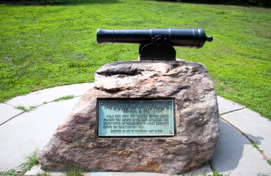 Cannon and monument at Battle of White Plains Historic Site near the White Plains Railroad Station right across Bronx River. This positiion was used by the British to attack the right wing of the Continental Army on the Chatterson Hill. Photo taken by Hidenori Inagaki on July 31, 2005.