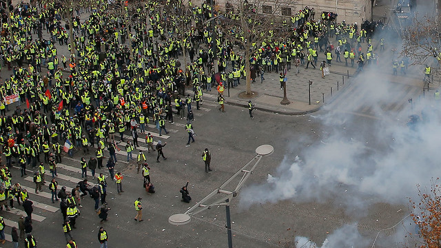 france-protests-13