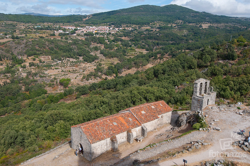 La iglesia de San Juan Bautista, la torre espadaña y las tumbas antropomorfas de Trevejo, Sierra de Gata