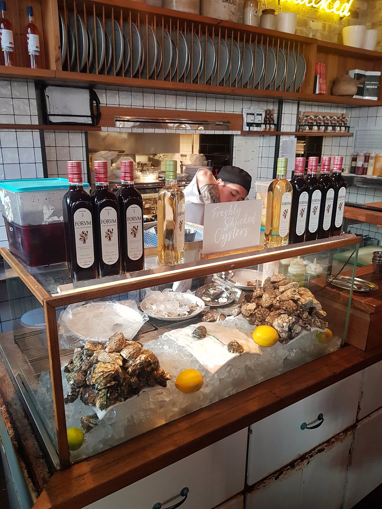 Oysters AUD$4.50/pc, Clams AUS$3/pc (Australian Rock Oyster & Pacific Oyster) @ The Morrison Bar & Oyster Room, Sydney