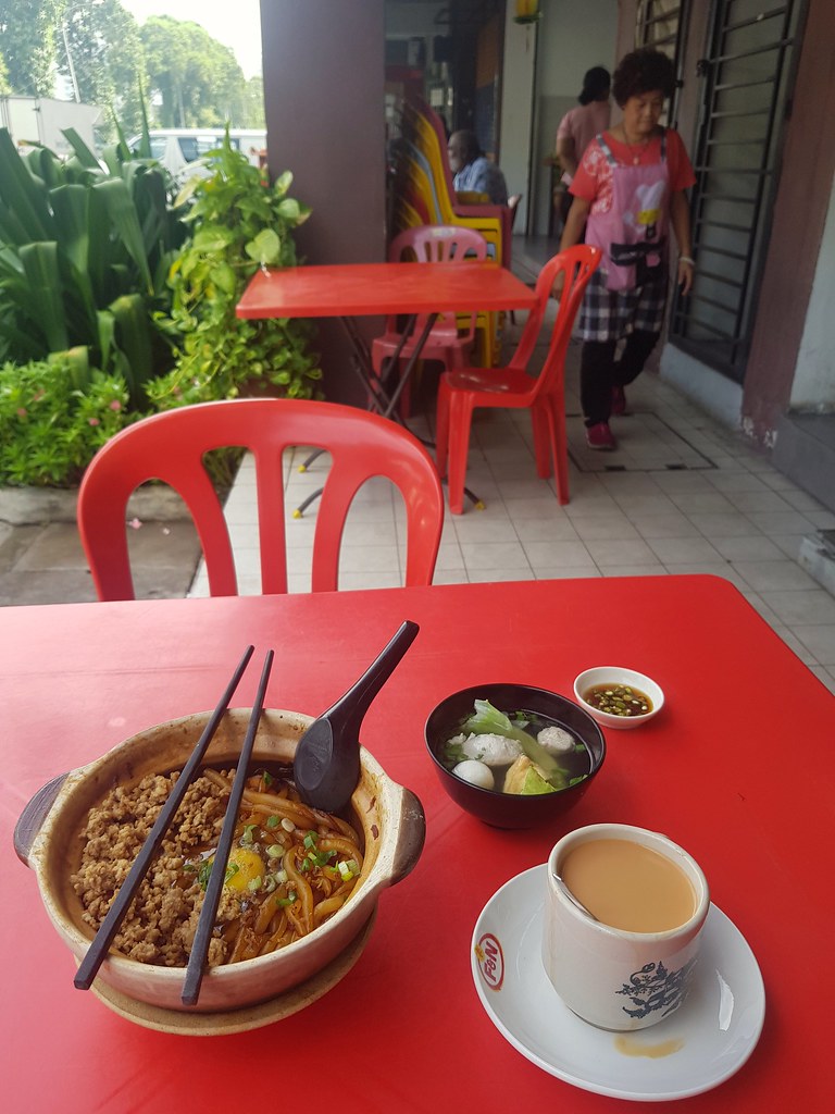 瓦煲老鼠粉加蛋 Claypot Rat Noodle w/Egg rm$6.50 & 奶茶 TehC rm$1.70 @ 添好运茶餐室 Restoran Tiam Hao Yun Bandar Puchong Utama