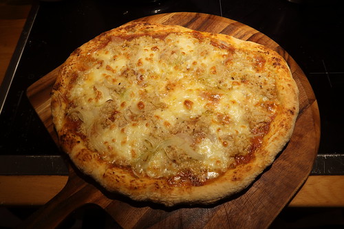 Pizza Tonno (frisch aus dem Pizzaofen)