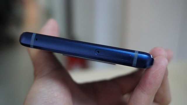 Sisi atas Galaxy Note 9, terdapat dua antena dan sebuah slot SIM card (Liputan6.com/ Agustin Setyo W)