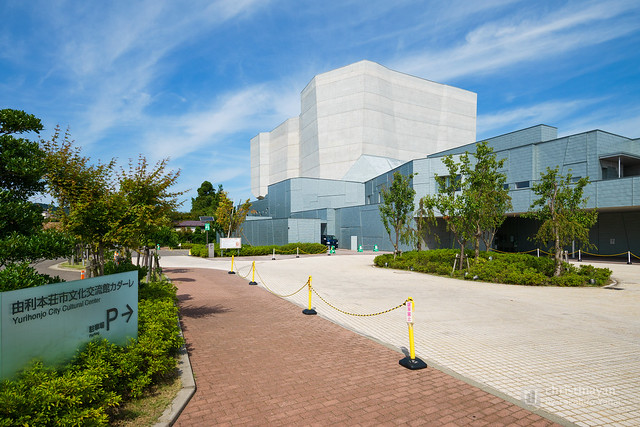 Exterior view of Yurihonjo City Cultural Center KADARE (由利本荘市文化交流館　カダーレ)