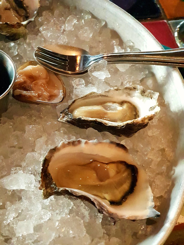 Oysters AUD$4.50/pc, Clams AUS$3/pc (Australian Rock Oyster & Pacific Oyster) w/Young Henrys "Oyster Stout" AUD$8 @ The Morrison Bar & Oyster Room, Sydney