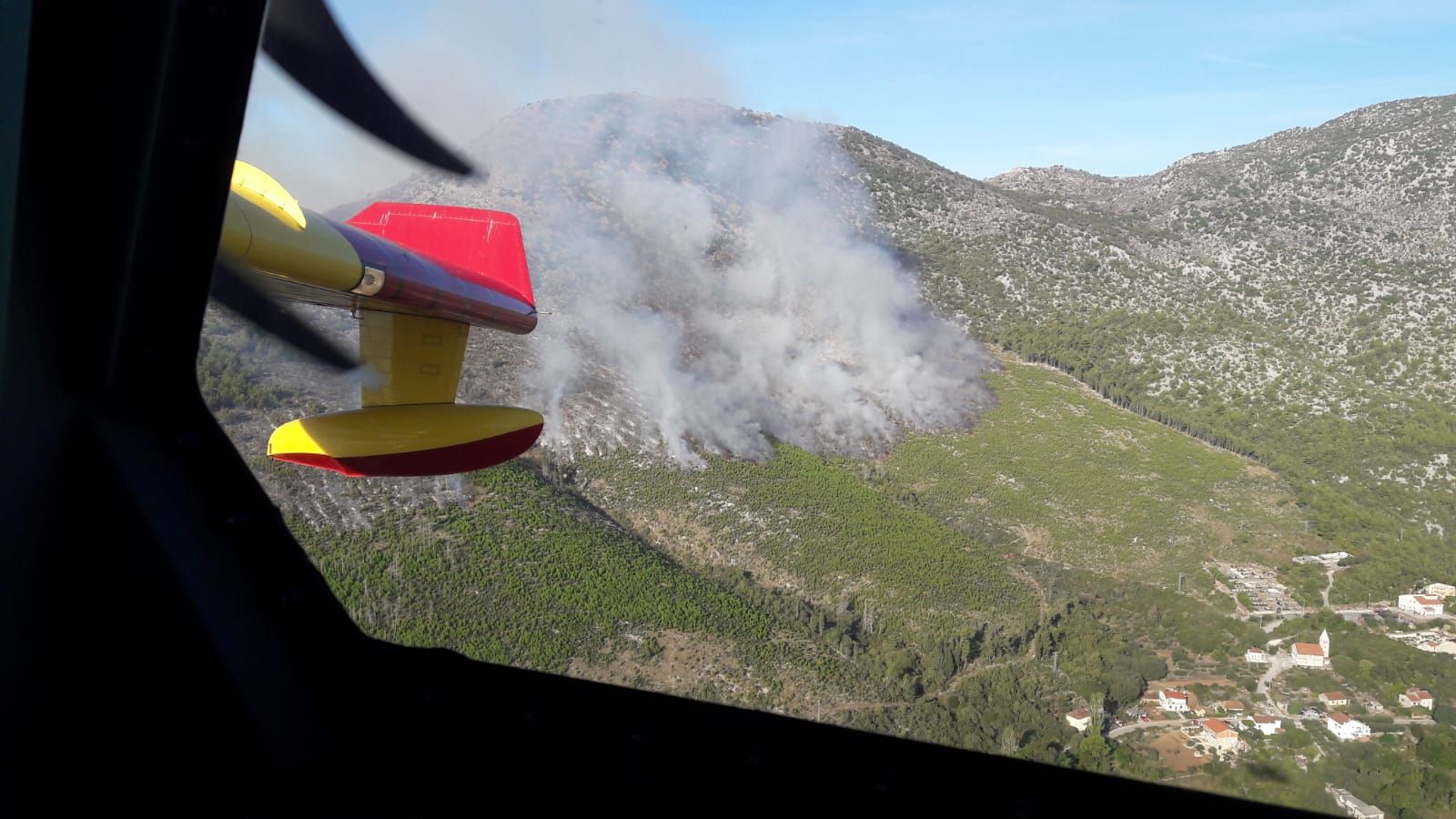 Šest protupožarnih aviona u borbi s požarima na jugu Hrvatske