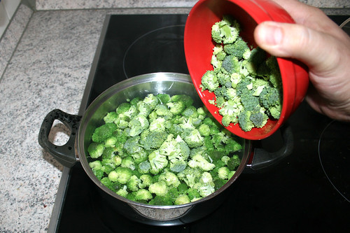 11 - Brokkoli in Topf geben / Put broccoli in pot