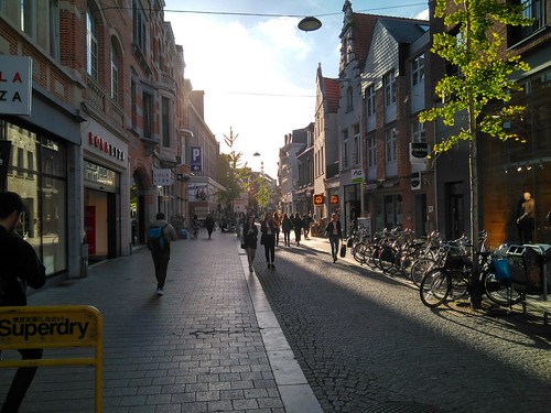 Diestsestraat: una calle comercial en Leuven