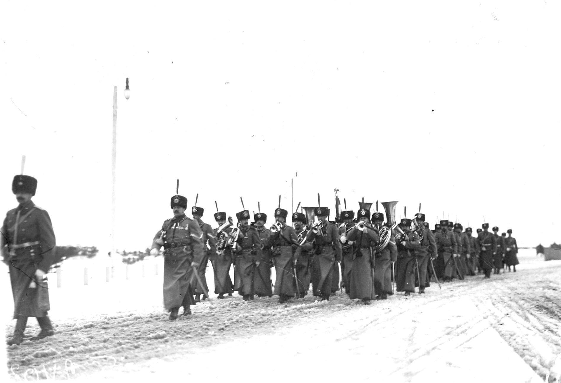1913. Эскадрон и хор трубачей полка в пешем строю