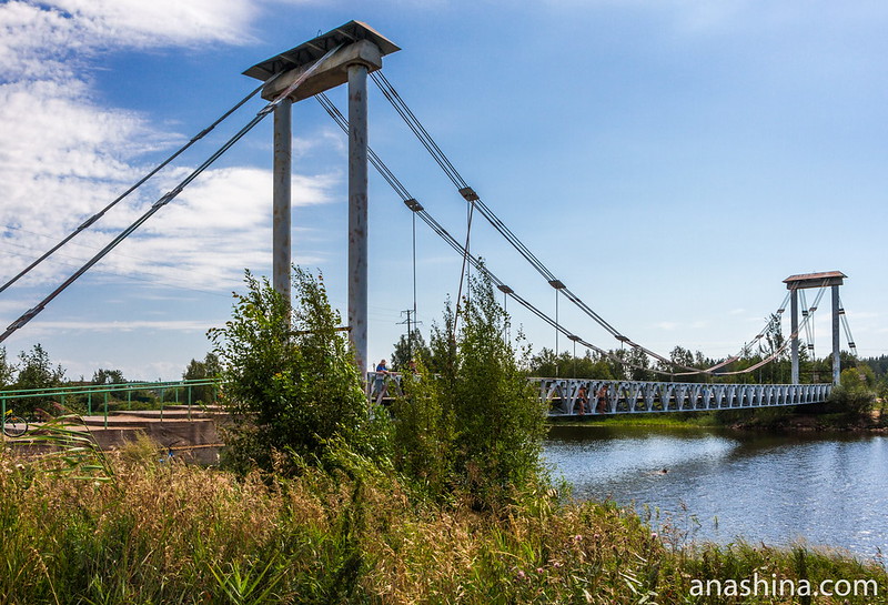 Пешеходный мост через реку Олонка в поселке Ильинский, Карелия
