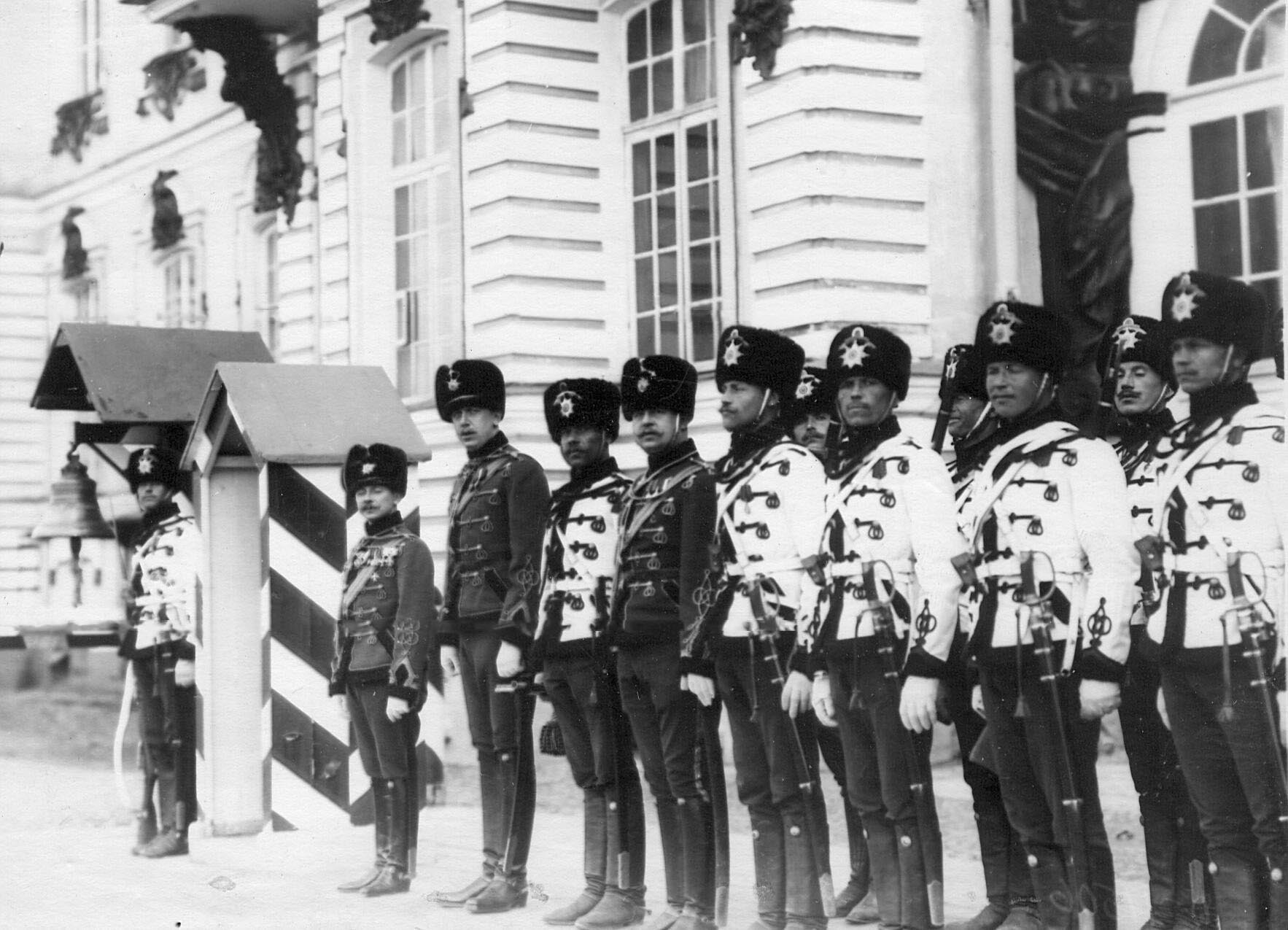 1913. Дворцовый караул полка у здания Екатерининского дворца. 22 апреля