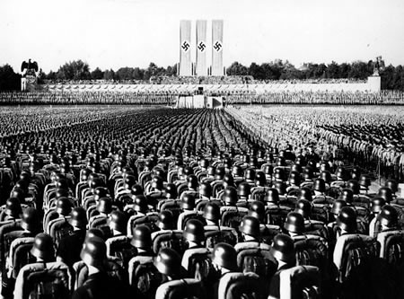 Tropas nazistas aguardam pronunciamento de Adolf Hitler - Créditos: Reprodução