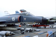 1979-06-13 Paris LBG - 33e Salon de l’Aéronautique - Dassault Super Etendard n°15 exposé avec l'ensemble de ses armements.