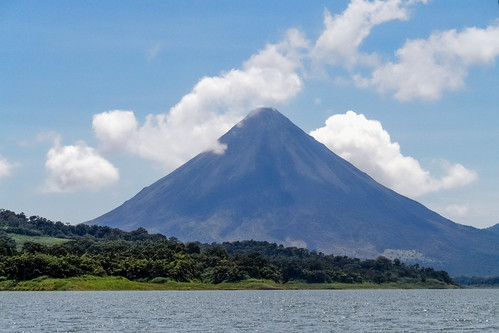 arenalsee barrierlake costarica cri guanacaste lagunadearenal lake see stausee volcánarenal volcano vulkan