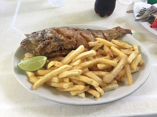 Gegrillter Fisch mit Pommes Frites / Grilled fish with french fries @ Playa Grande - Rio San Juan