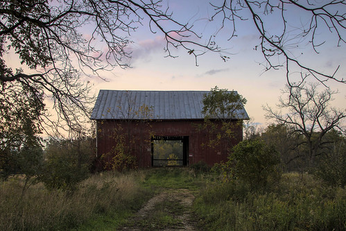 2018 ovyober kevinpovenz westmichigan michigan earlymorning early barn red trees landscape canon7dmarkii
