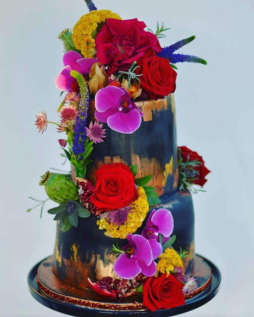 Cake by Delicieux Cakes