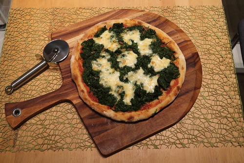 Spinat Mozzarella Pizza (frisch aus dem Ofen)