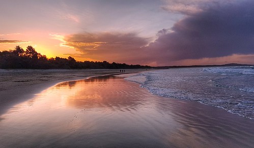 noosa heads beach sunset water waves reflection australia queensland samsung galaxy sky cloud serene dusk people sea spi spit