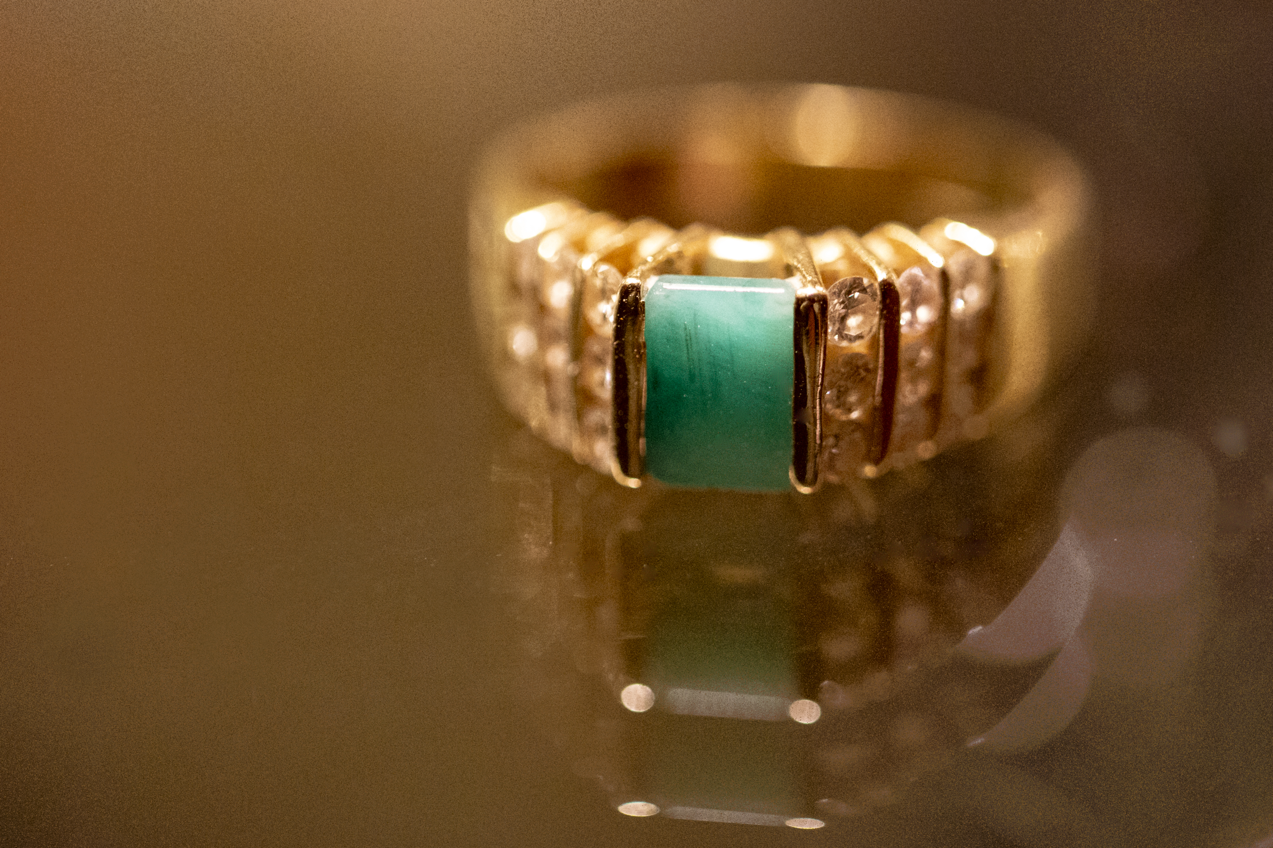 Золотое кольцо с бриллиантом: разнообразие моделей и советы по выбору