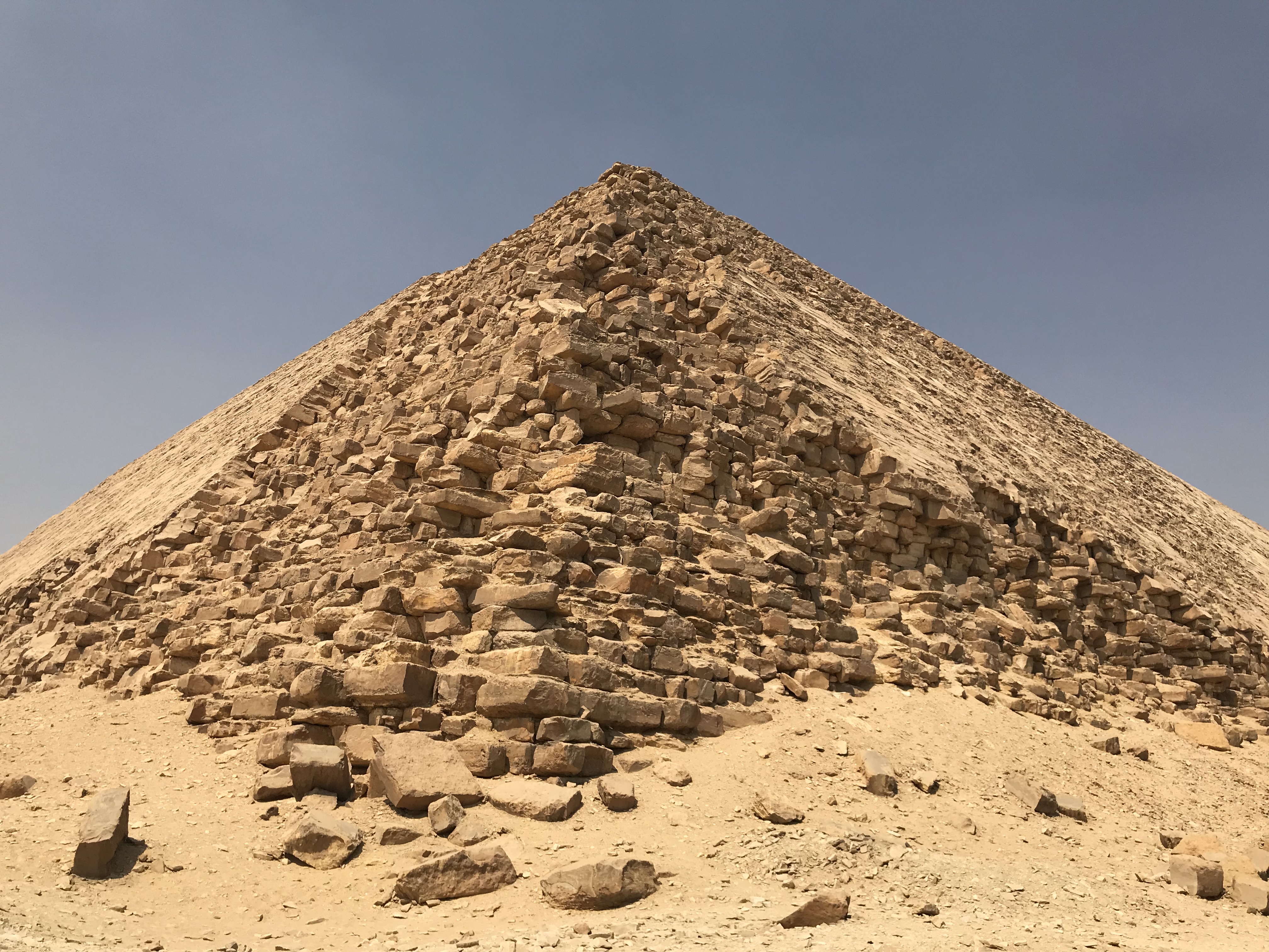 Пирамида снофру имеет 220 104 11. Пирамиды в Египте Дахшур. Пирамида фараона Снофру. Ломаная пирамида Дахшур. Ломаная пирамида Снофру.