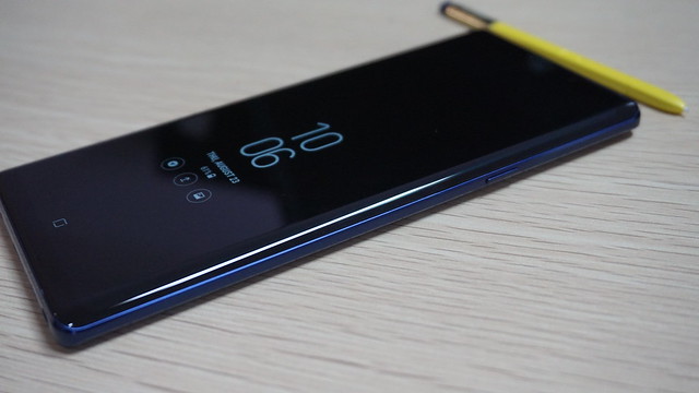 Sisi kanan Galaxy Note 9, terdapat tombol power (Liputan6.com/ Agustin Setyo W)