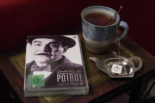 Stark gezuckerter Schwarzer Tee zur 1. Folge der 13. Staffel der Fernsehserie Agatha Christie’s Poirot