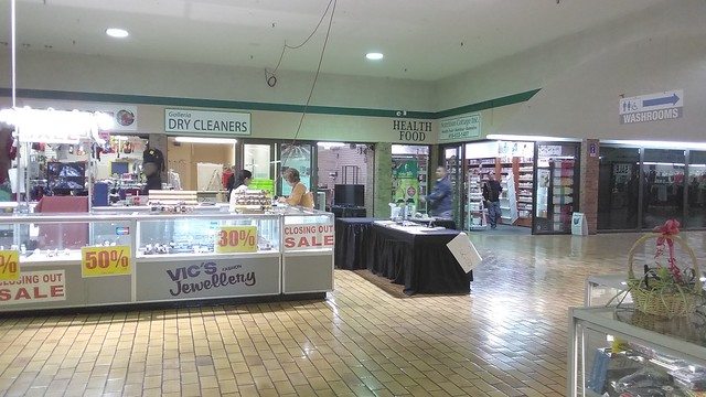 Closing out sale #toronto #galleriamall #wallaceemerson #shoppingmall