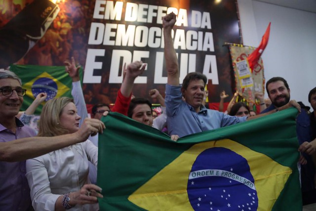 Haddad Ã© aplaudido por militantes apÃ³s ato organizado pelas Frentes Brasil Popular e Povo Sem Medo - CrÃ©ditos: Foto: Paulo Pinto