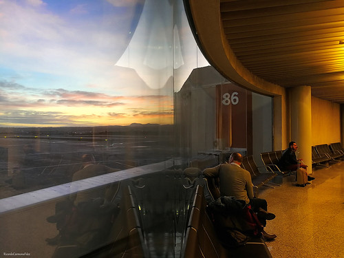 aeropuerto airport urbanscape snapshot reflejos reflections amanecer dawn sunrise people color cielo sky