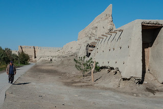 Reste und Rekonstruktion der Stadtmauer Buchara
