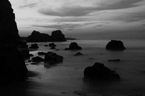 portugal algarve coast coastline portimao beach praia do vau castello sony alpha sunrise sunset bw sw black white schwarz weis monochrome travel scenery nature sea