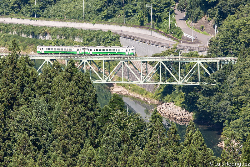 Tren de la línea Tadami cruzando el río 