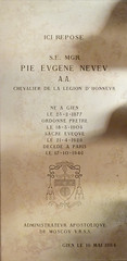 Gien l'Église Sainte-Jeanne-d'Arc la pierre tombale de Pie Eugène Neveu