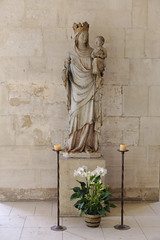 Statue of Mary and Jesus (Église Abbatiale Le Bec-Hellouin)
