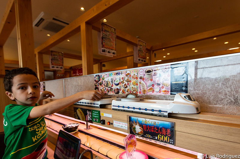 Sushi en cinta transportadora en Uwajima