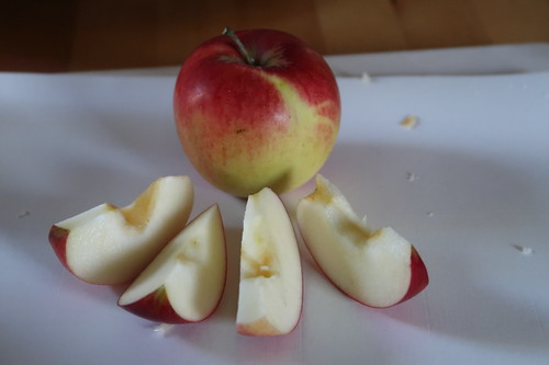 Aufgeschnittener kleiner roter Apfel (von einem Baum im Garten von Freunden)