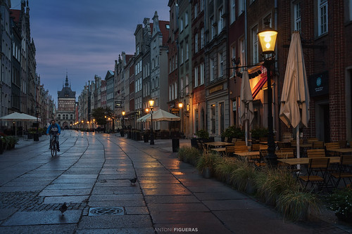 europe poland polska gdansk dugla street dawn sunrise night cyclist pingeons streetlights reflections cityscape sonya7rii sony24105f4 bluehour
