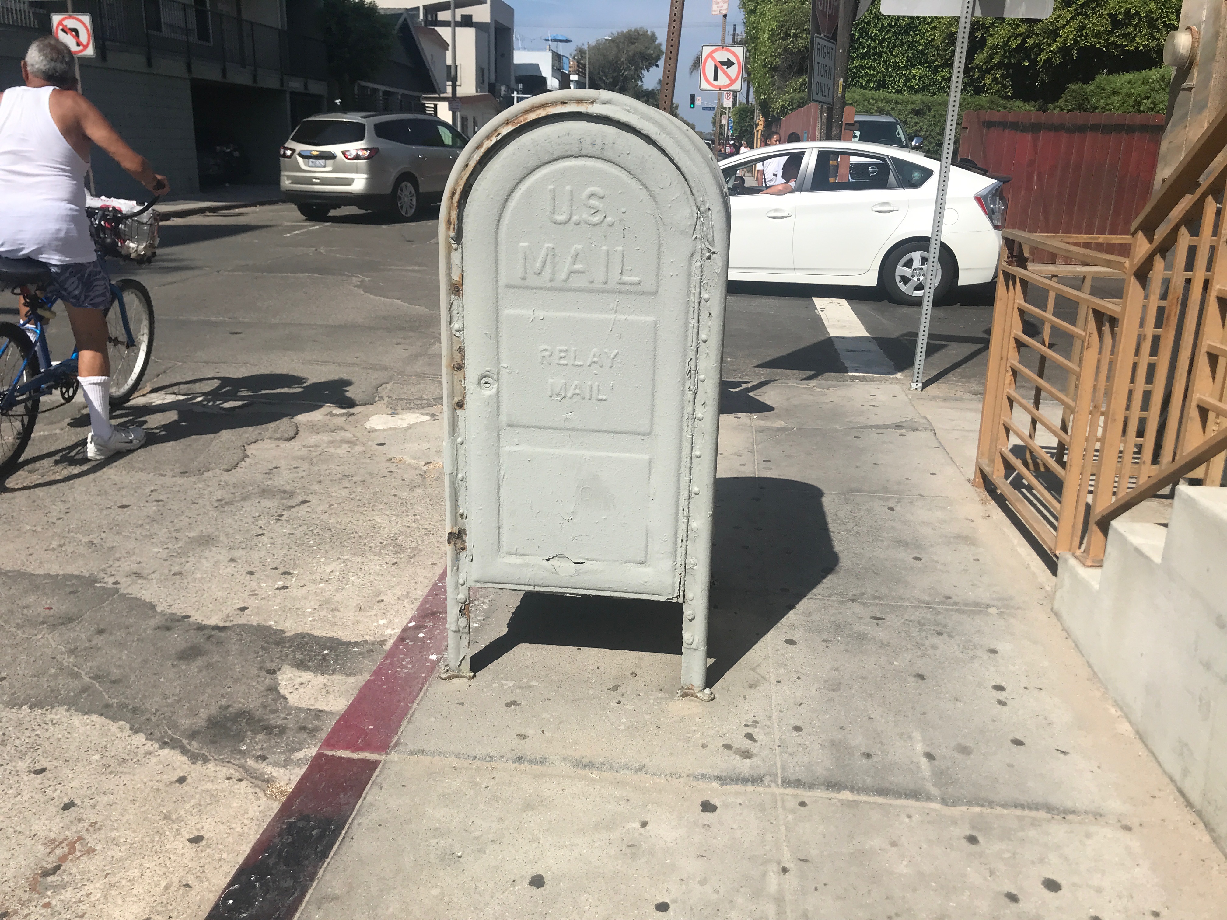 A U.S. Mail collection box in Venice, Los Angeles, California, using the old olive green coloring scheme formerly used between World War I and 1955. Photo taken by Sahand Cyrusian on July 29, 2018.