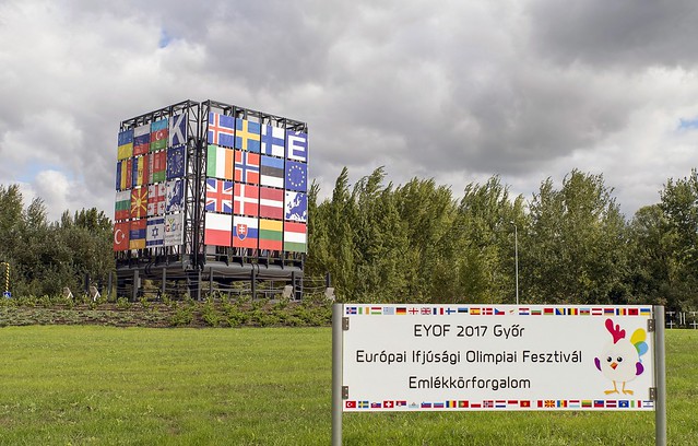 Az Európai Ifjúsági Olimpiai Fesztiválnak emléket állító stilizált kocka Győrben