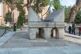 Monumentaler Stein-Koranständer im Innenhof der Bibi-Khanum-Moschee