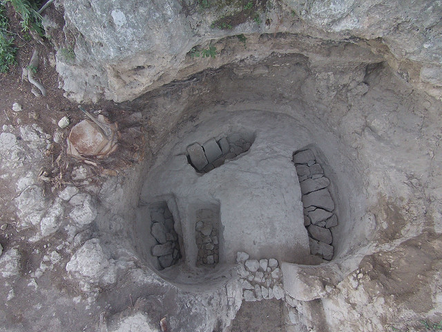 Ο θάλαμος του τάφου με τους τέσσερις λάκκους στο δάπεδό του, 1600/1500-1250/1200 π.Χ.