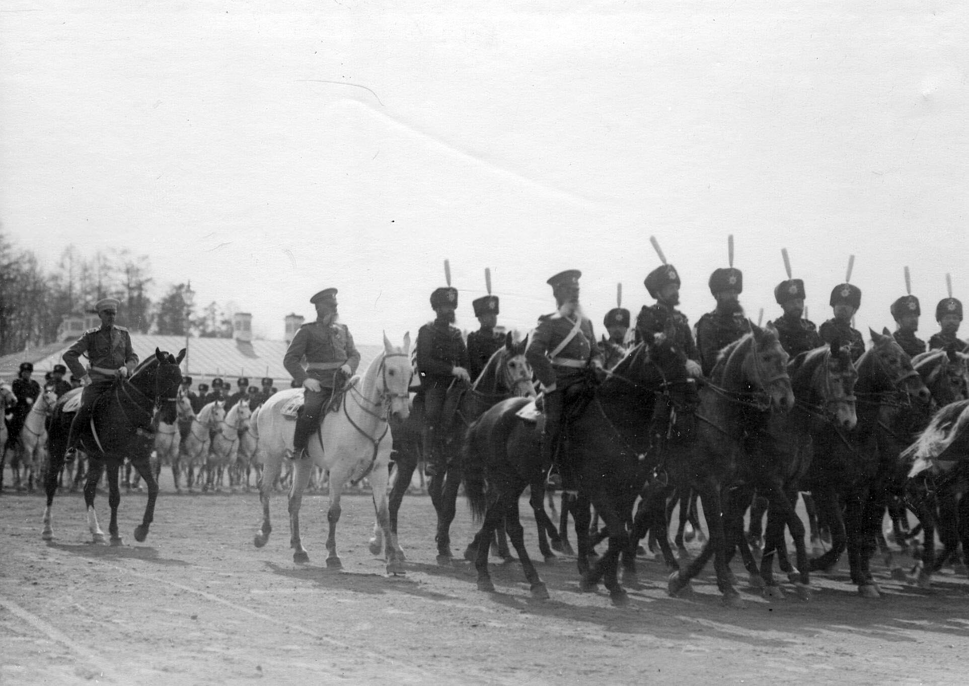 1910. Полк лейб-гусар проходит церемониальным маршем на параде мимо императора Николая II. 15 мая